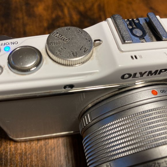 Olympus Ep-3 with 14-42mm lens (GREAT CONDITION!) White - Picture 2 of 4